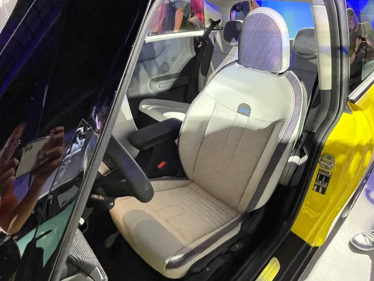 MINI原廠標榜車艙內均採用完全無動物來源的純素皮革，打造永續的產品概念。林浩昇攝