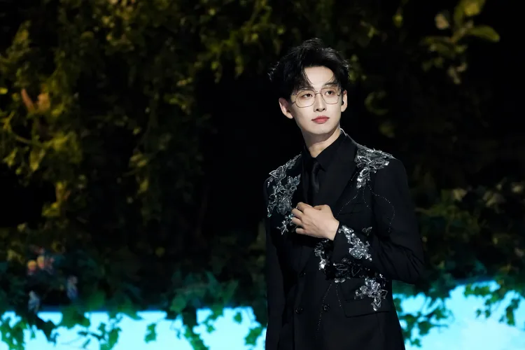 《乘風2024》主持人齊思鈞是湖南衛視力捧的新生代主持人。翻攝齊思鈞工作室微博