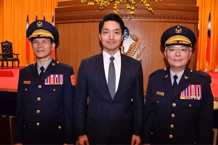 北市警局長李西河（左）今交接上任，由蔣萬安及警政署長張榮興監交。北市府提供