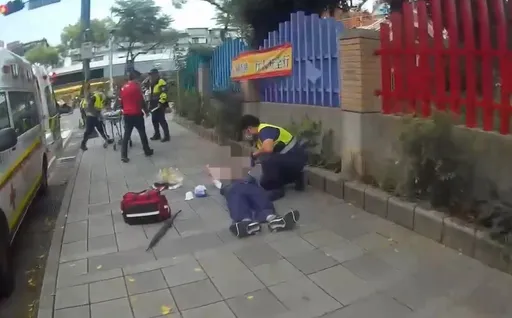 9旬翁跌倒满脸血 贴心助人的暖警是他!护理师真情告白信曝光