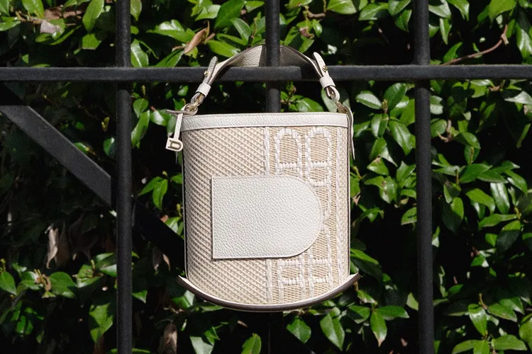 包款將Jacquard緹花編織結合柔軟皮革。品牌提供