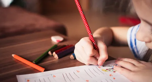 小一作業「什麼狀況會愛不釋手」　女童神回答案讓網友笑翻