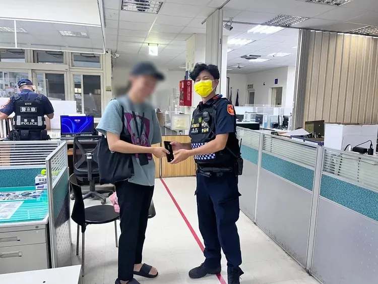 台中市警三分局立德派出所警員，追蹤Ubike的去向，協助印尼籍男大生找回落在置物籃內的手機。警方提供