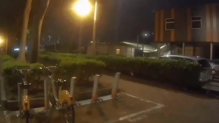 警方在還車處約850公尺外的Ubike站點，幫男大生找回手機。警方提供