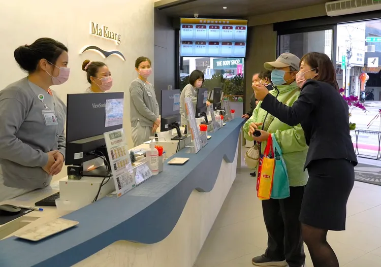 診助及CRM同仁須有熱情的態度來為患者服務。翻攝畫面