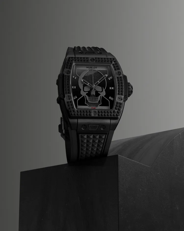 HUBLOT Spirit of Big Bang Depeche Mode限量腕錶，42mm，微珠噴砂及拋光黑色陶瓷錶殼，鍍黑藍寶石錶盤，黑色橡膠錶帶/環保複合材質黑色織物錶帶，HUB1710 自動上鏈機芯，動力儲存50小時，防水深度100米，全球限量100只，105萬3000元。品牌提供