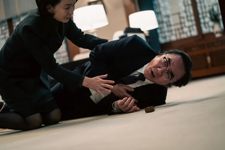 金弘波（右）飾演總統，遭到暗殺。Netflix提供