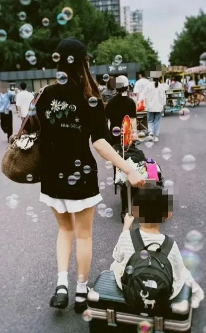 趙麗穎用行李箱拖著兒子前進。翻攝圈內妹妹微博