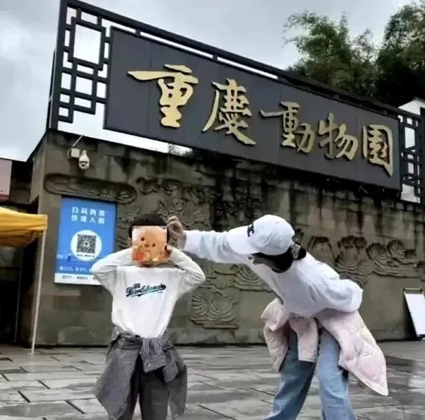 趙麗穎之前帶著兒子去重慶動物園玩。翻攝圈內妹妹微博