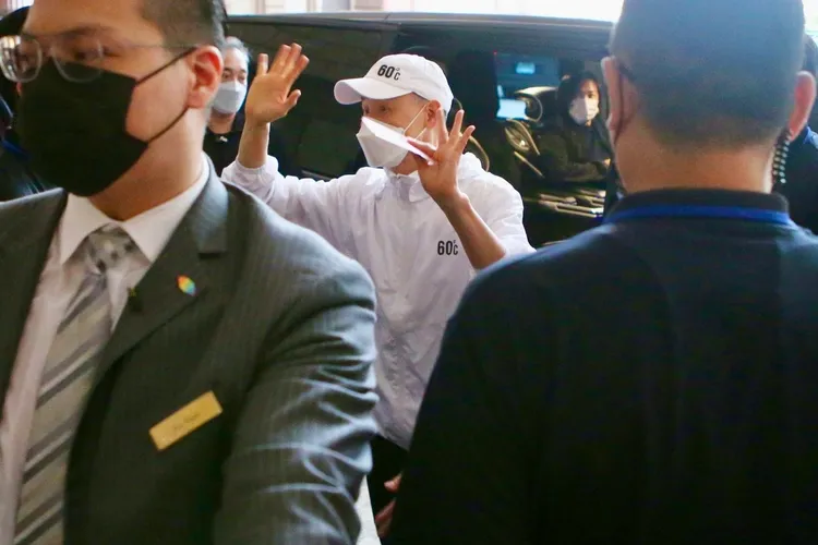 張學友寵百粉互動120秒，揮手準備上保母車前往台北小巨蛋。特勤中心攝