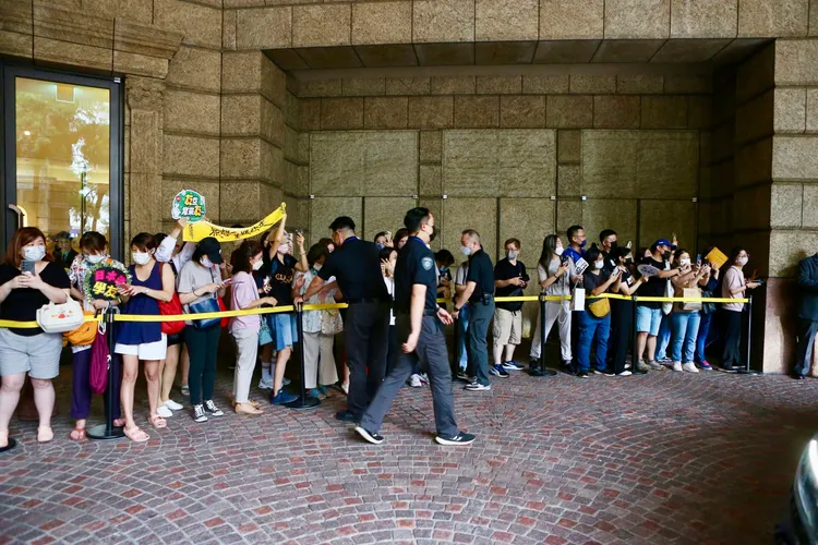 張學友下榻的文華東方酒店門口100位歌迷嚴陣以待。特勤中心攝