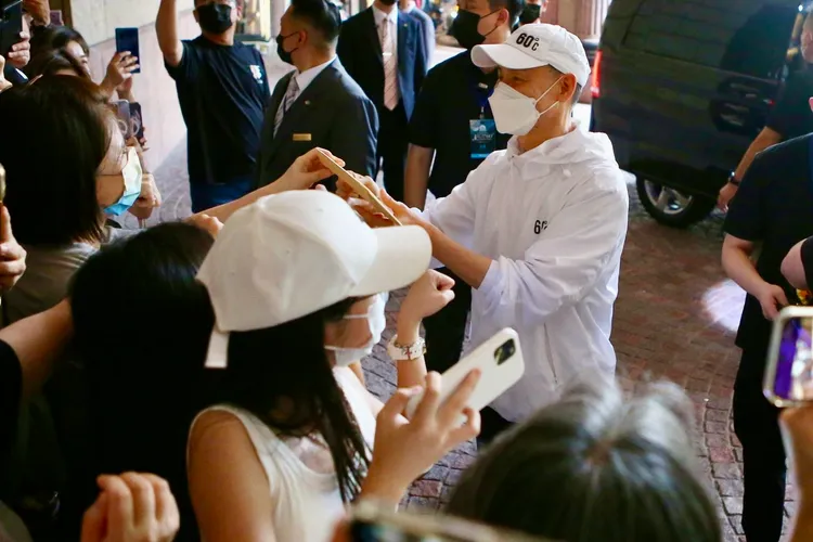 張學友收下粉絲的卡片寵粉無極限。特勤中心攝