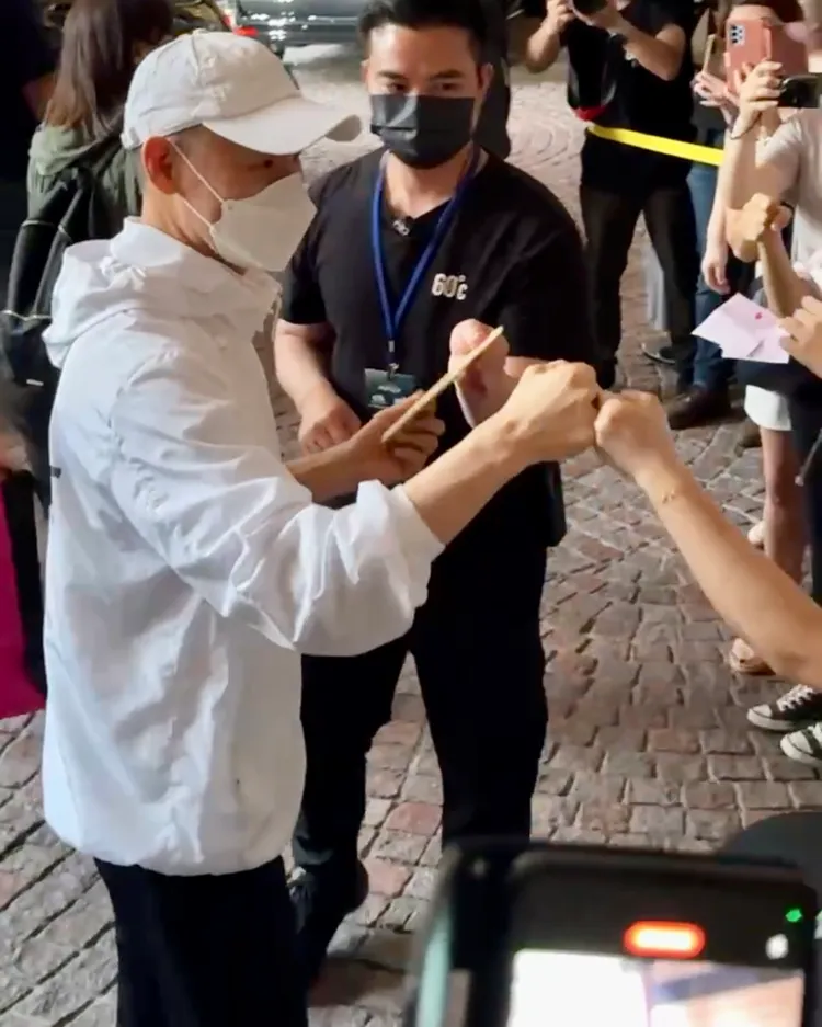 「歌神」張學友欣然收下粉絲卡片擊拳答謝。特勤中心攝