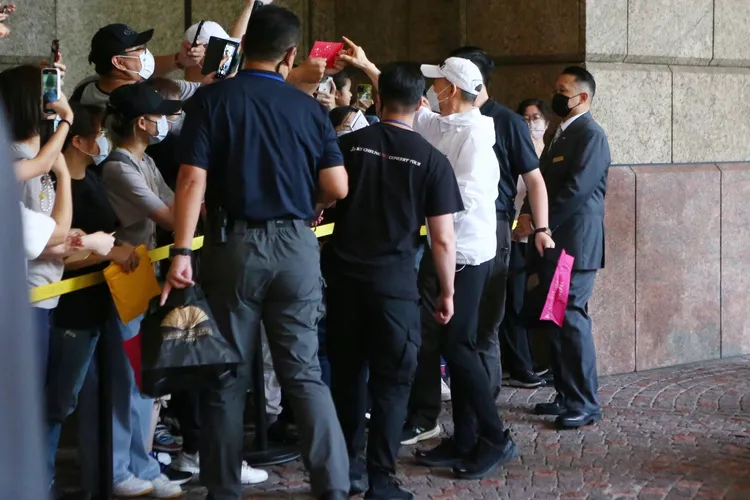 張學友步出文華東方酒店，跟100位粉絲互動，走了2分鐘，特勤中心攝