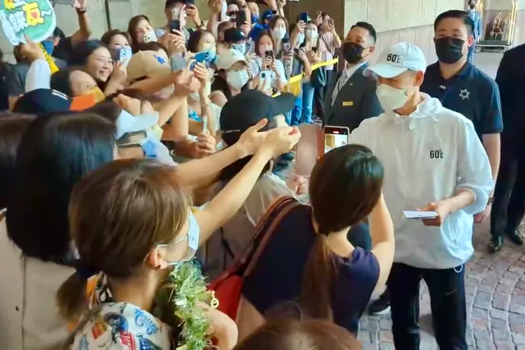 張學友步出下榻飯店，跟100位粉絲擊拳互動，小卡片、禮物都欣然收下。特勤中心攝