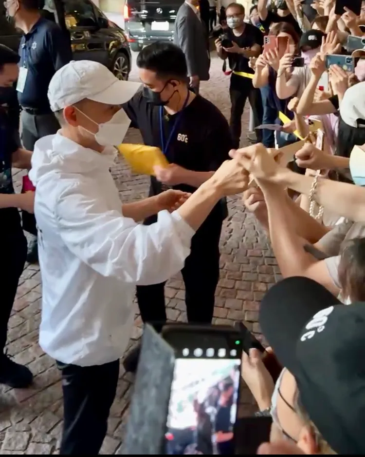 張學友寵百粉擊拳收禮物。特勤中心攝