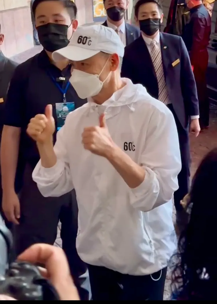 記者問張學友身體恢復還好嗎？他中氣十足比出「讚」手勢。特勤中心攝