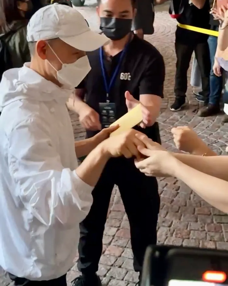 張學友跟粉絲握手，並收下小卡片。特勤中心攝