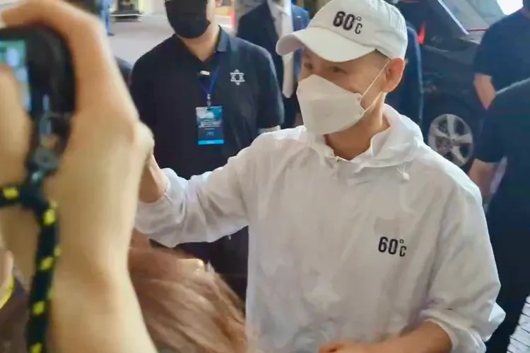 張學友今穿著演唱會紀念服裝，在飯店門口跟粉絲互動。特勤中心攝