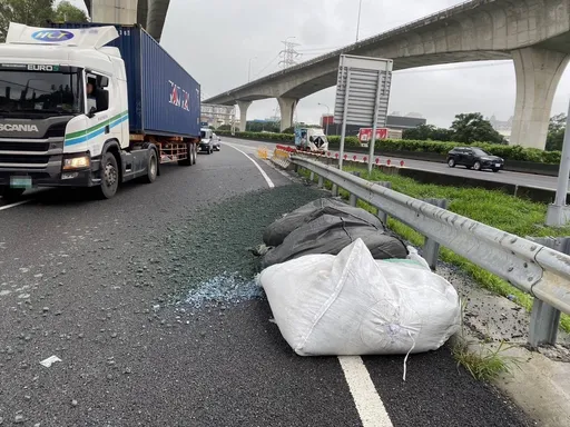 大貨車國1匝道自撞分隔島 車載太空包破裂!砂粒滲漏一地