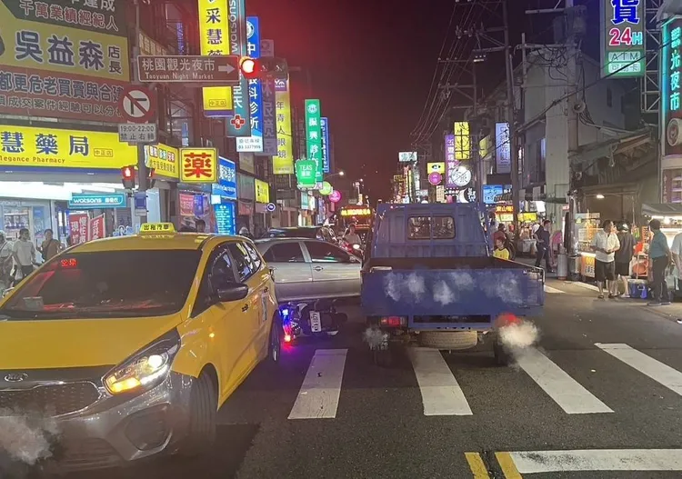 警方圍捕偷車賊。桃園警分局提供