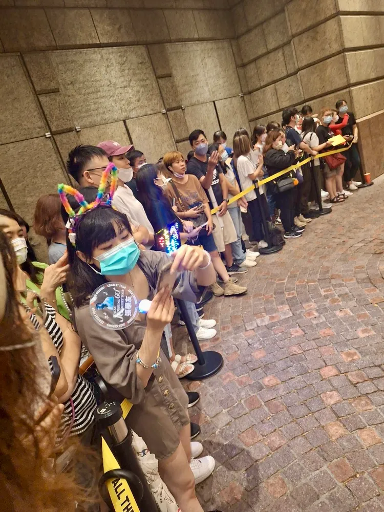 張學友今年巡演台北站最終場，近百名歌迷在文華東方酒店守候。特勤中心攝