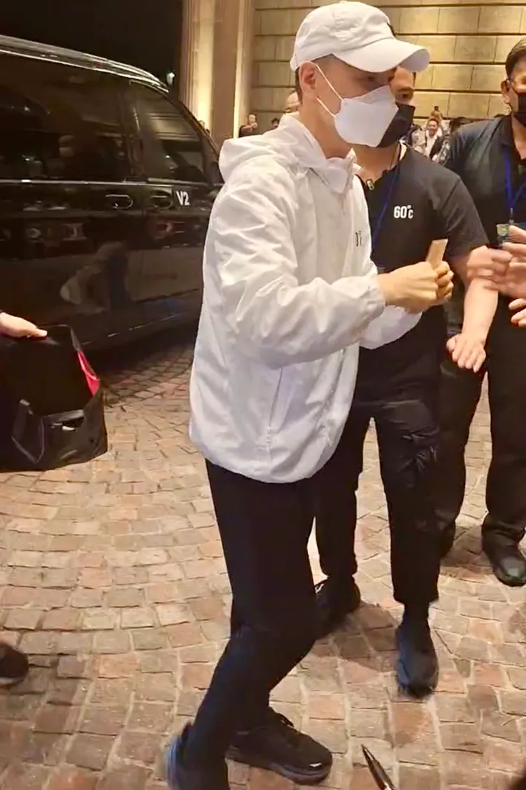 張學友逐一收下歌迷卡片，50公尺下班路寵粉。特勤中心攝