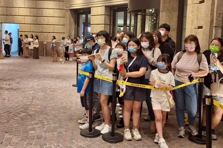 近百位粉絲，在文華東方酒店等歌神張學友回來。特勤中心攝