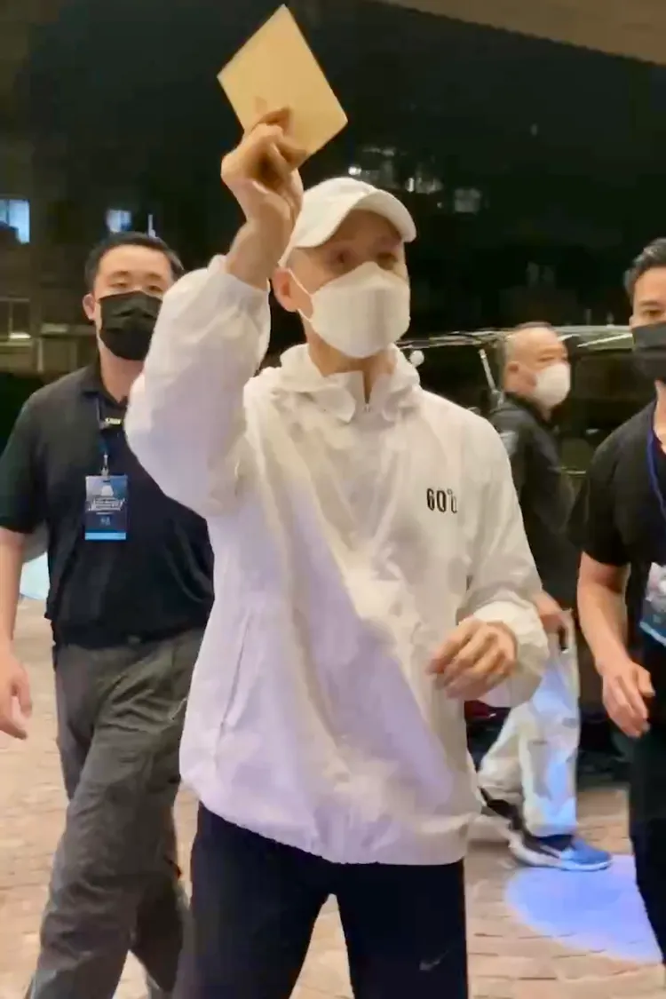 「歌神」張學友回到飯店下車，從隊伍尾巴開始收歌迷卡片致意。特勤中心攝