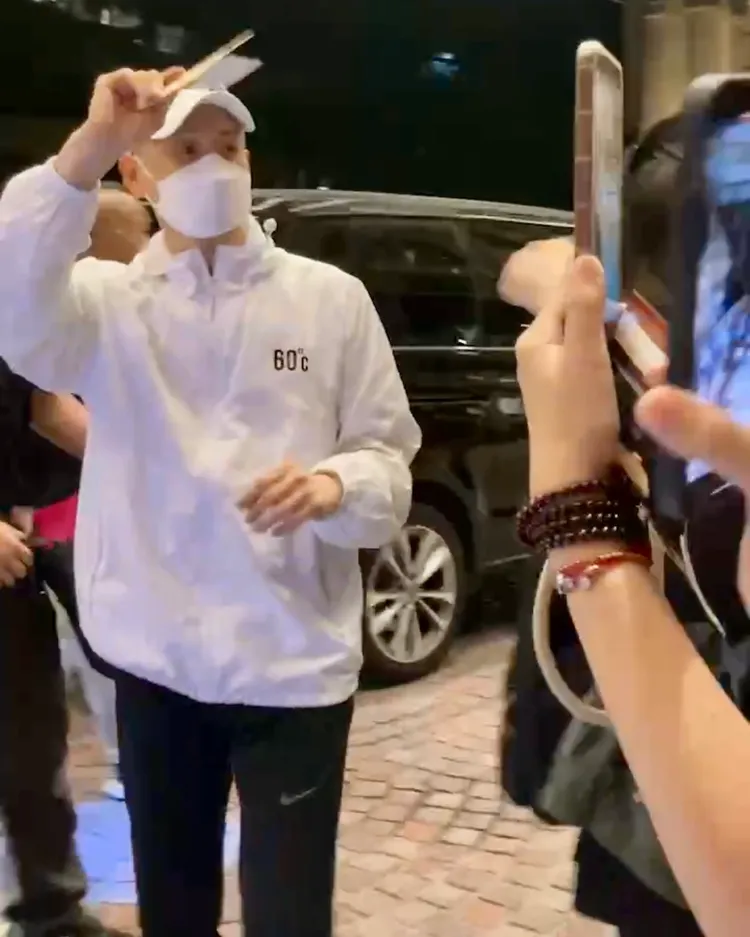 張學友下車收下歌迷寫的卡片，揮手向粉絲答謝。特勤中心攝