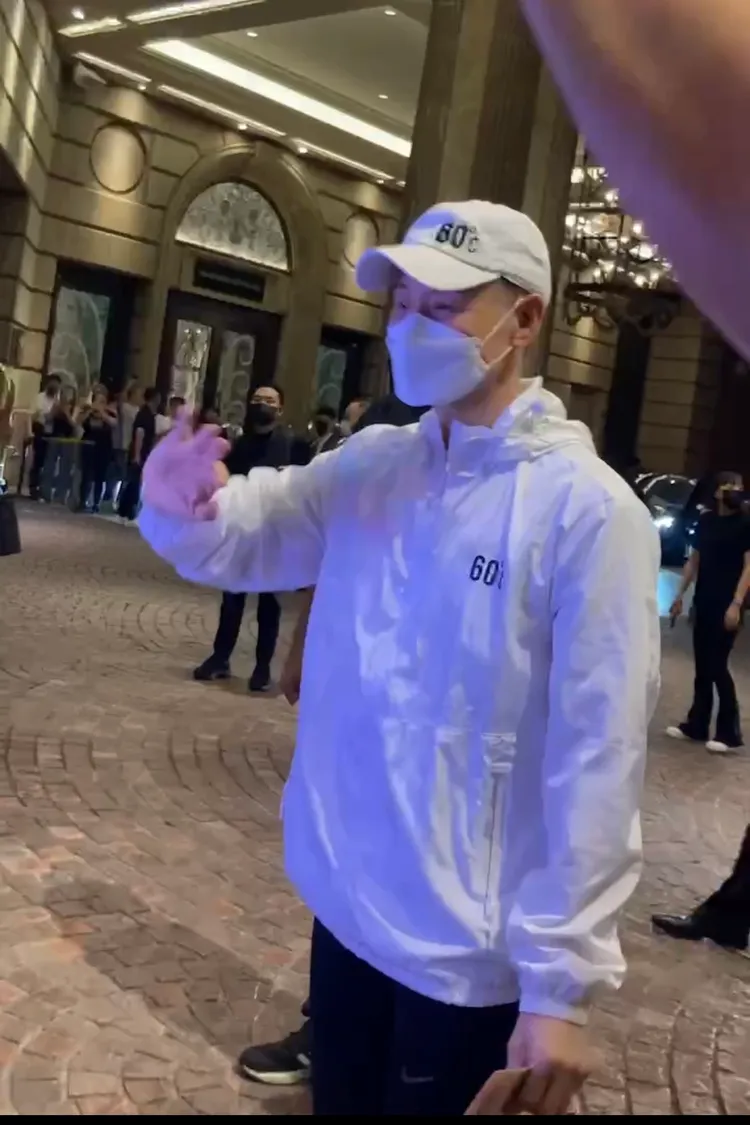 張學友下車後，沿路跟歌迷揮手收信。特勤中心攝