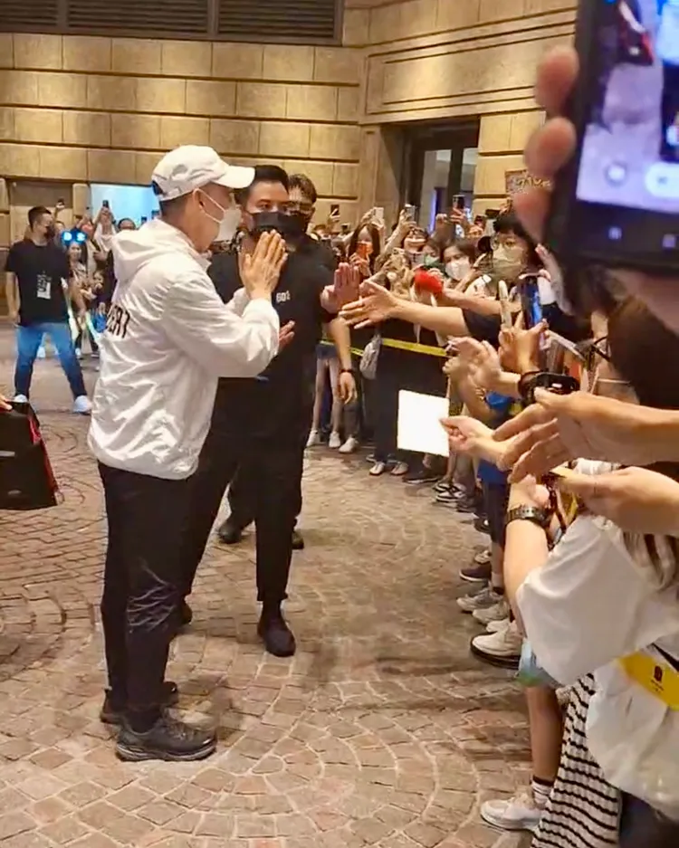 張學友雙手合十感謝在飯店等候的歌迷。特勤中心攝