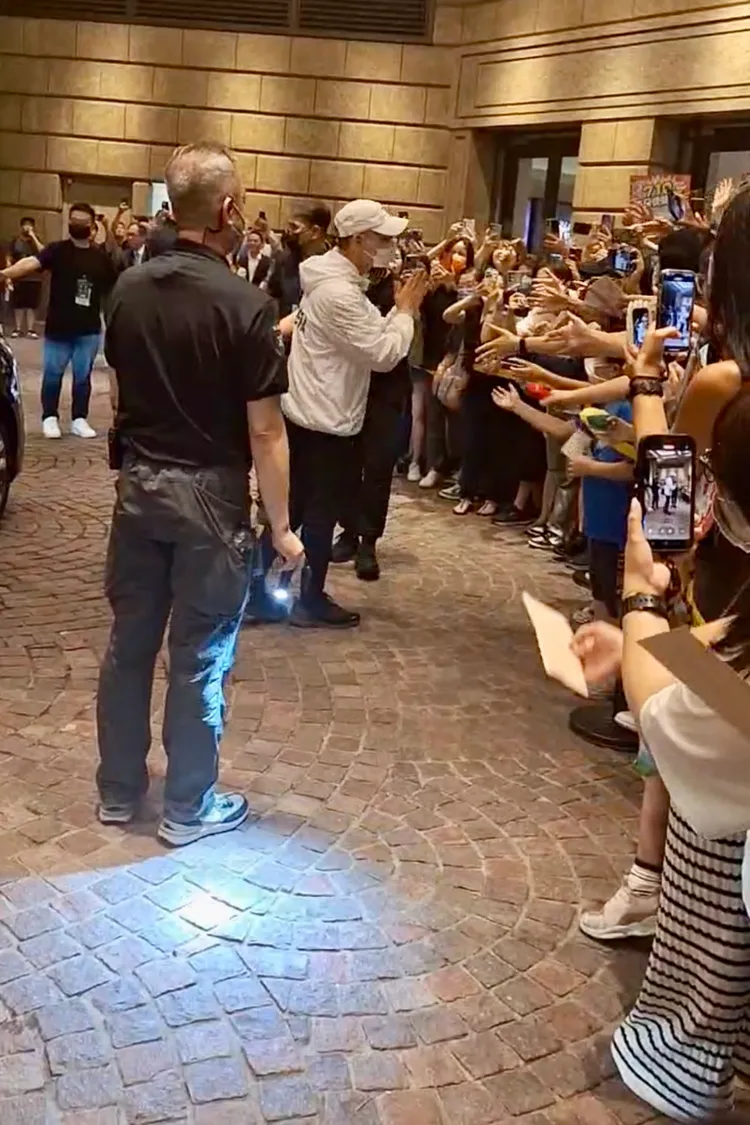 「歌神」張學友回到飯店，最後一夜他下車逐一向100位粉絲致謝。特勤中心攝