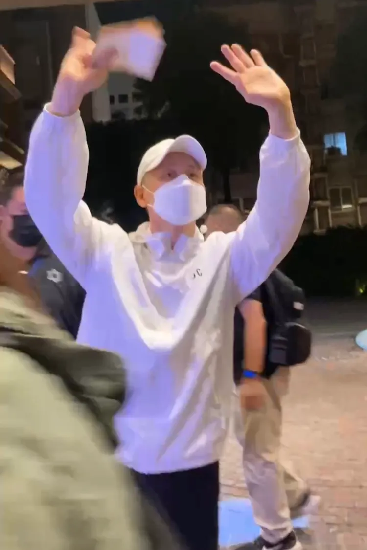 張學友回到飯店下車，邊走邊和後面的歌迷揮手。特勤中心攝