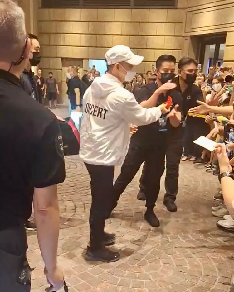 張學友將歌迷送的小香包交給工作人員收好。特勤中心攝