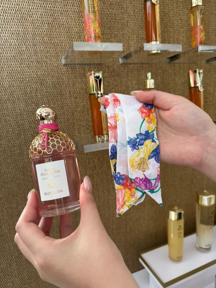 活動期間於BEE GARDEN世界花園繁花蜜境購買任一花草水語系列香氛，除可挑選一喜歡的顏色繫繩繫於瓶身上，還可獲得法式繁花香氛領巾。張家玲攝