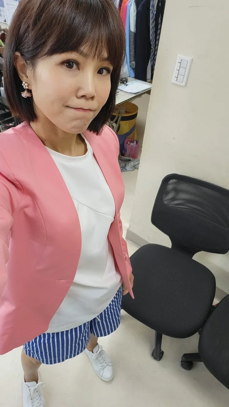 張筱芬曾因地震而提前開播，穿睡褲就上主播台。民視提供