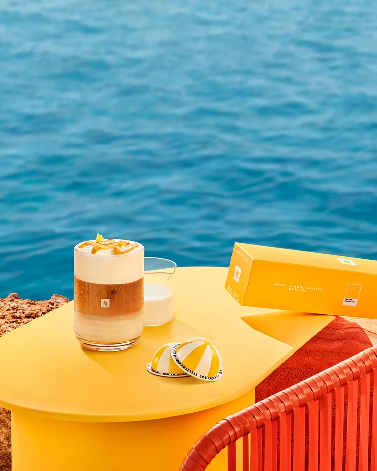 Nespresso 推出夏季限量款「仲夏杏仁香草風味冰咖啡」，感受豔陽下的香甜滋味。業者提供
