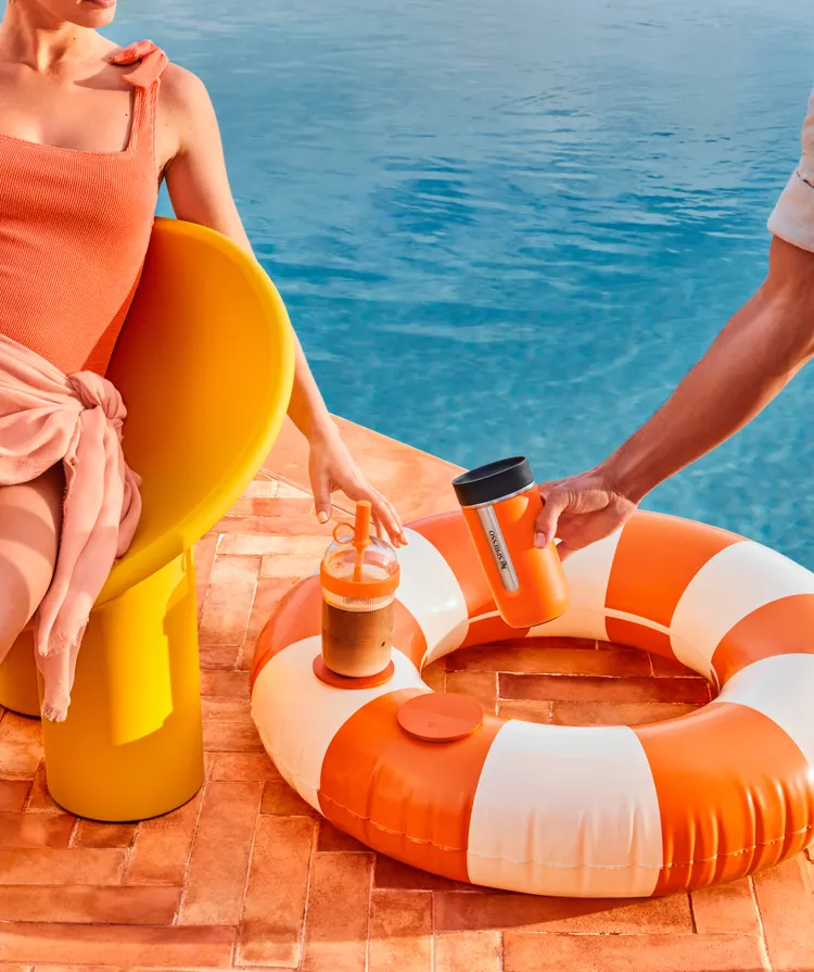 Nespresso 與 PANTONE 聯名限定色柑橘橙系列，讓消費者一秒沉浸在陽光普照的海邊，感受懷舊夏日風情。業者提供