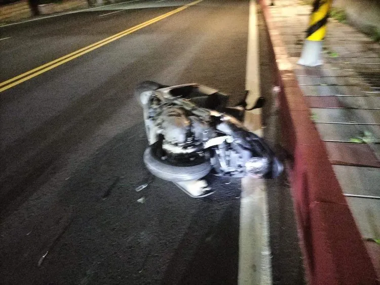 羅男停在校門前被撞飛。民眾提供