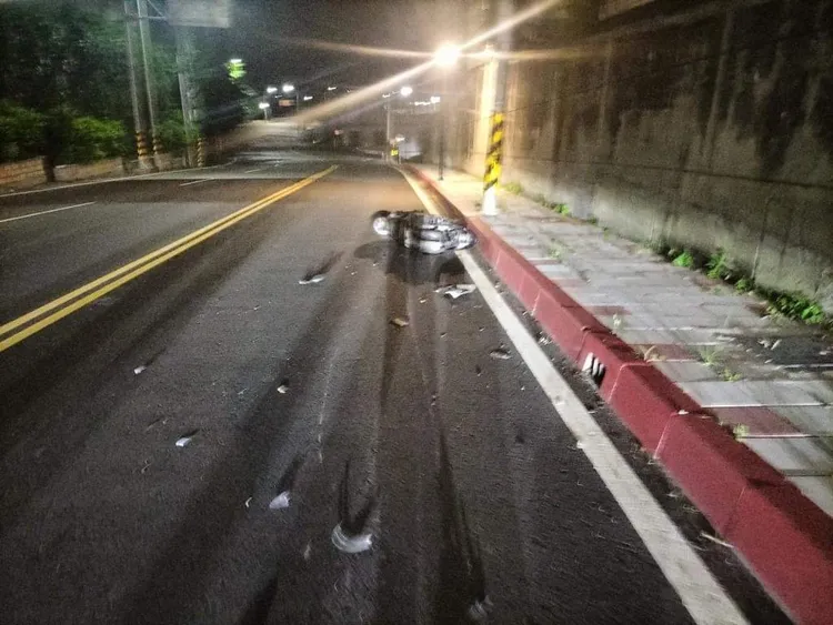 事故發生在三灣國中校門前。民眾提供