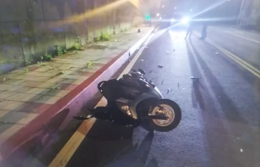 苗栗三灣國中前死亡車禍!騎士停校門前被撞死 轎車肇事逃逸