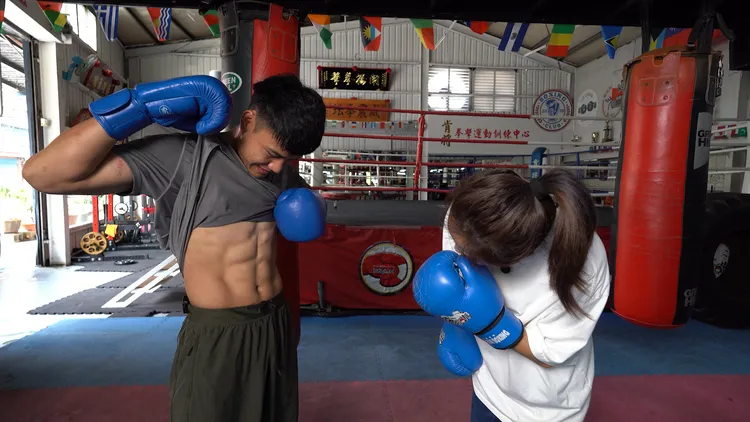 甘家葳（左）秀冰塊腹肌。《奧運Now英雄》提供