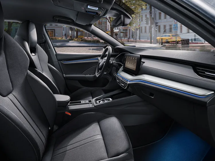 雙前座升級為⼀體式跑⾞座椅搭配ThermoFlux特殊通氣纖維，1.5 TSI⾞型更升級⾄與2.0 TSI 4x4 ⾞型相同的前乘客座八向電動調整座椅附記憶功能。業者提供