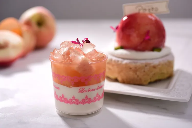 清爽無負擔的水蜜桃奶酪杯是上班族下午茶時刻的最愛，售價120元。業者提供