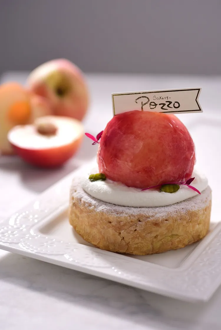 嚴選拉拉山整顆水蜜桃去籽後加入白乳酪慕斯，滑順香甜口頰留香，搭配底座的杏仁千層酥皮，是網美們的最愛。業者提供