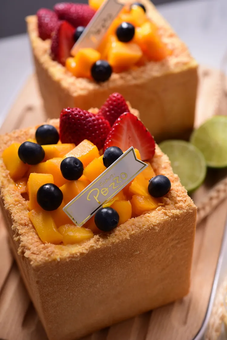 夏日「芒」派對烘焙、甜點新品，首推以蜜糖吐司為創意發想的「金芒藏寶箱」售價499元。業者提供