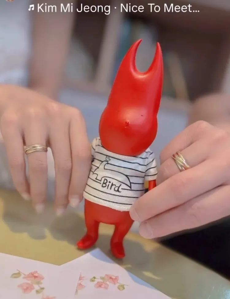 「Alien666」是小鬼生前曾創作的虛擬角色，如今也出現在Junior結婚影片中。
