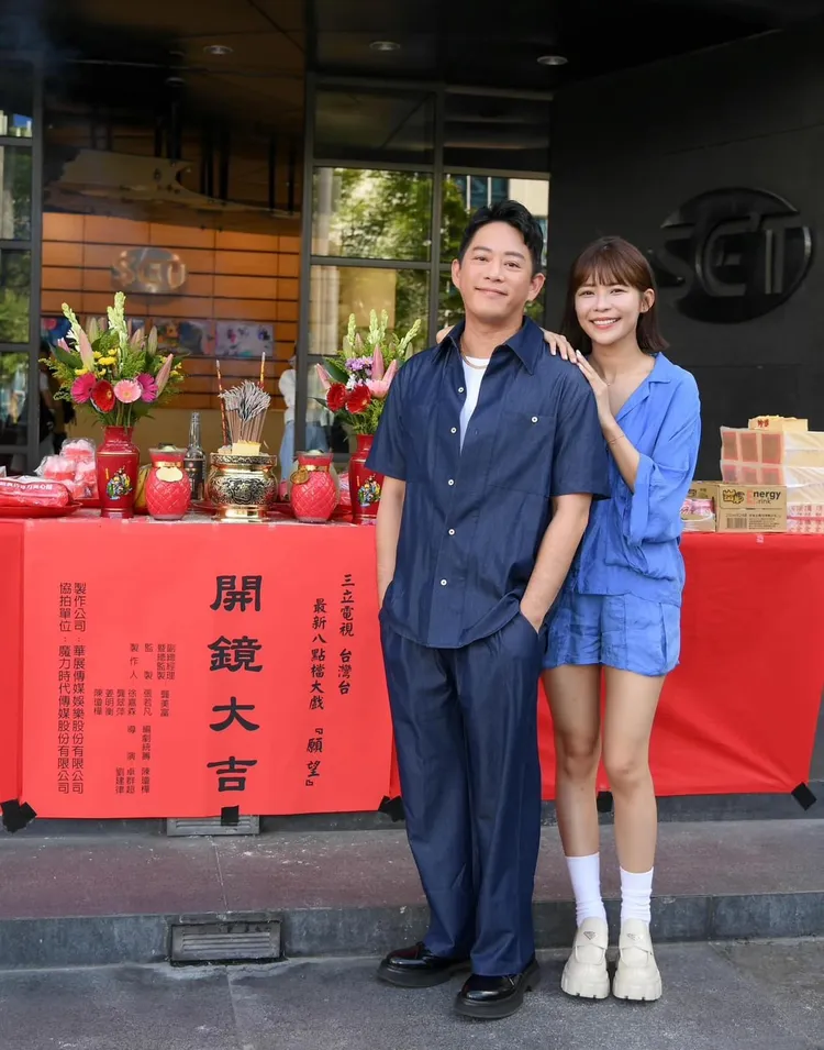 林萱瑜（右）和Junior昨同時現身三立新8點檔《願望》開鏡。翻攝林萱瑜臉書