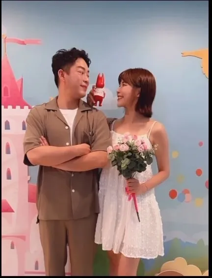 小鬼設計的公仔彷彿他也在場祝福。